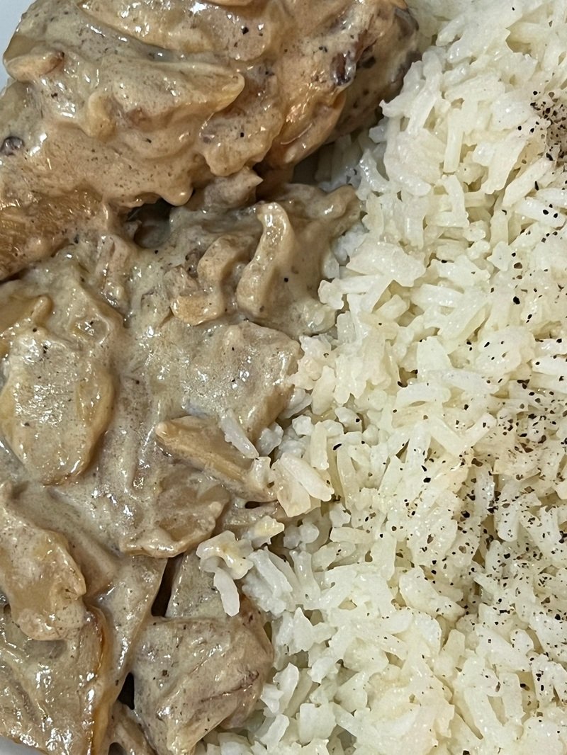 Poulet à la crème et champignons, riz nature