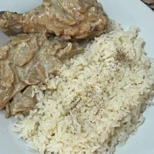 le poulet à la crème et aux champignons avec du riz nature